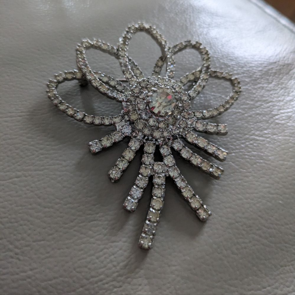 𝅺Solf Vintage Rhinestone Brooch - Picture 2 of 4